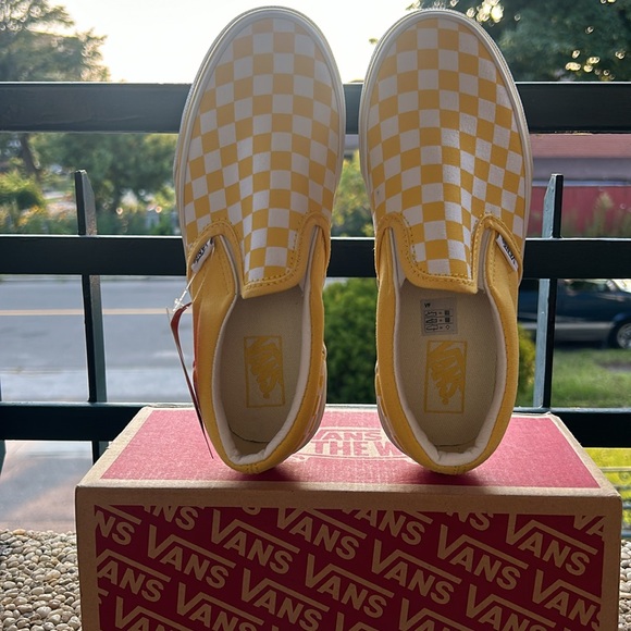 Brand New Super Cute VANS Classic Slip Ons - Picture 6 of 6